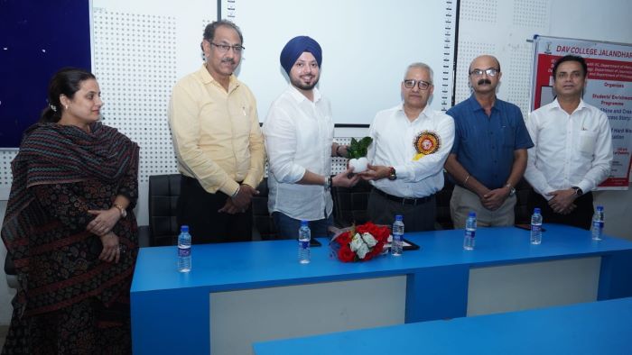डीएवी कॉलेज ने ग्राइंड शाइन और क्रिएट योर सक्सेस स्टोरी पर प्रेरक सत्र का आयोजन किया