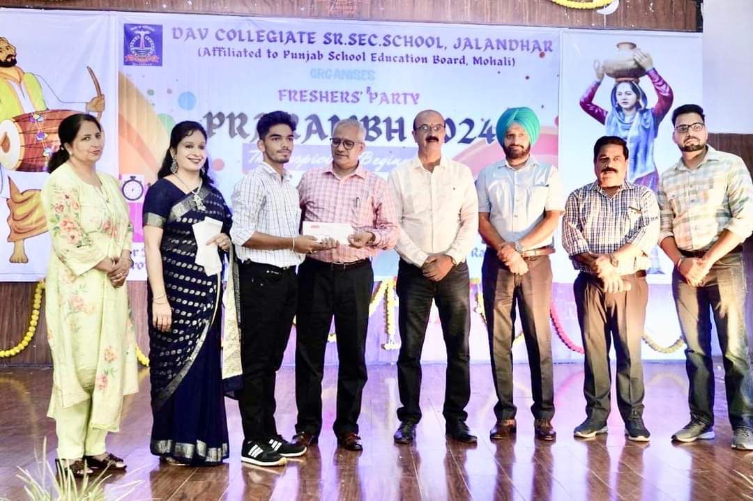 डीएवी कॉलेजिएट सीनियर सेकेंडरी स्कूल में फ्रेशर्स पार्टी का आयोजन किया गया