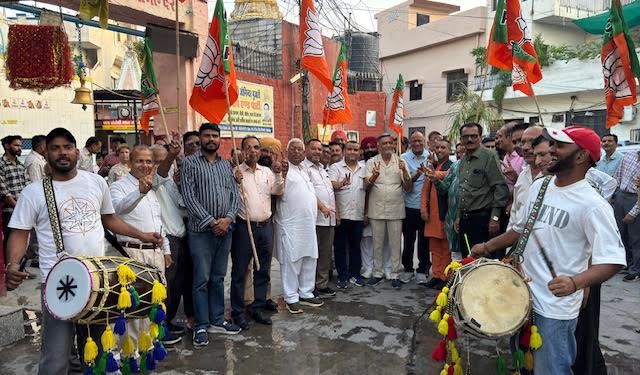 हरियाणा फतेह पर जालंधर भाजपा ने पटाके फोड़ लड्डू और जलेबियां बांट जश्न मनाया