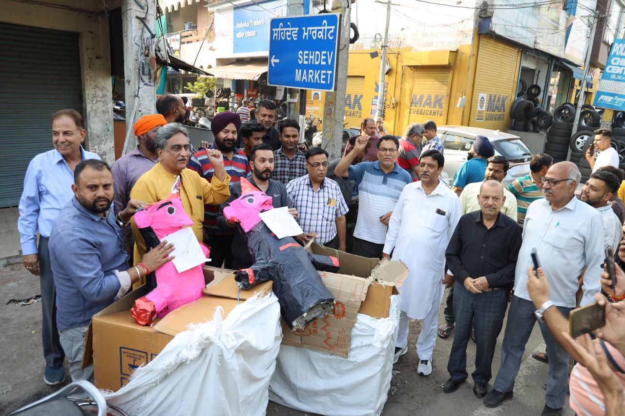 शास्त्री मार्किट में जी.एस.टी चैकिंग: भगवंत मान और केजरीवाल के पुतले बरामद