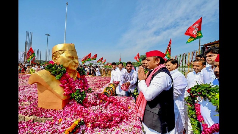 Akhilesh yadav protest against barricading at JP narayan museum, takes aim at bjp