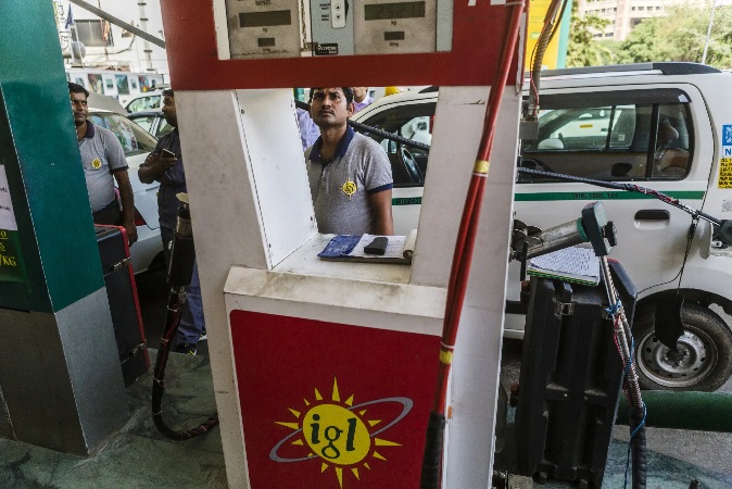 India cuts cheap fuel prices for vehicles, pollution situation in delhi becomes more serious