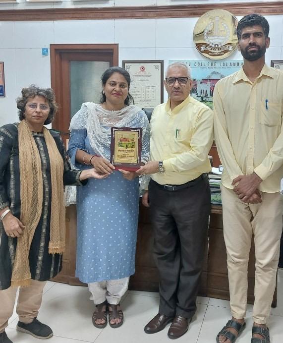 डीएवी कॉलेज जालन्धर की छात्रों ने विश्वविद्यालय मेरिट सूची में प्रथम व द्वितीय स्थान हासिल किया