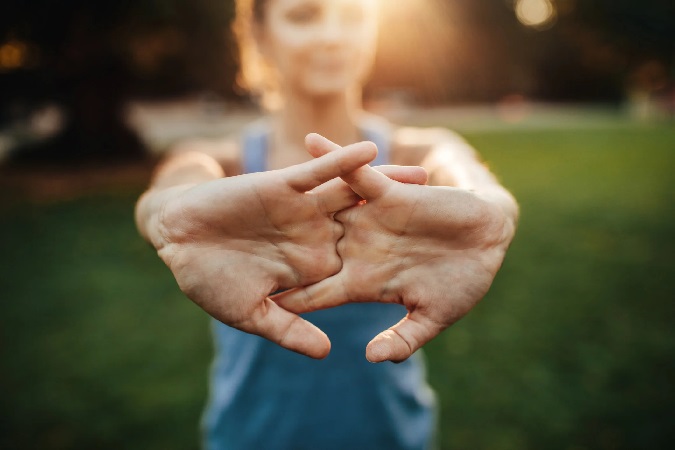 8 hand exercises to do while walking