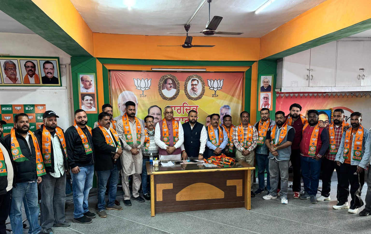 नार्थ विधानसभा मे दर्जनों साथियों सहित आम आदमी पार्टी के जिला सचिव को भाजपा जॉइन करवा ज़ोरदार झटका दिया
