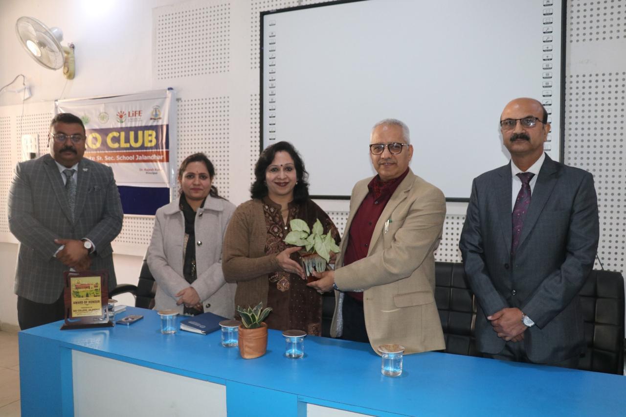 डीएवी कॉलेजिएट सीनियर सेकेंडरी स्कूल जालन्धर ने इको आर्ट विद वेस्ट कार्यक्रम का आयोजन किया