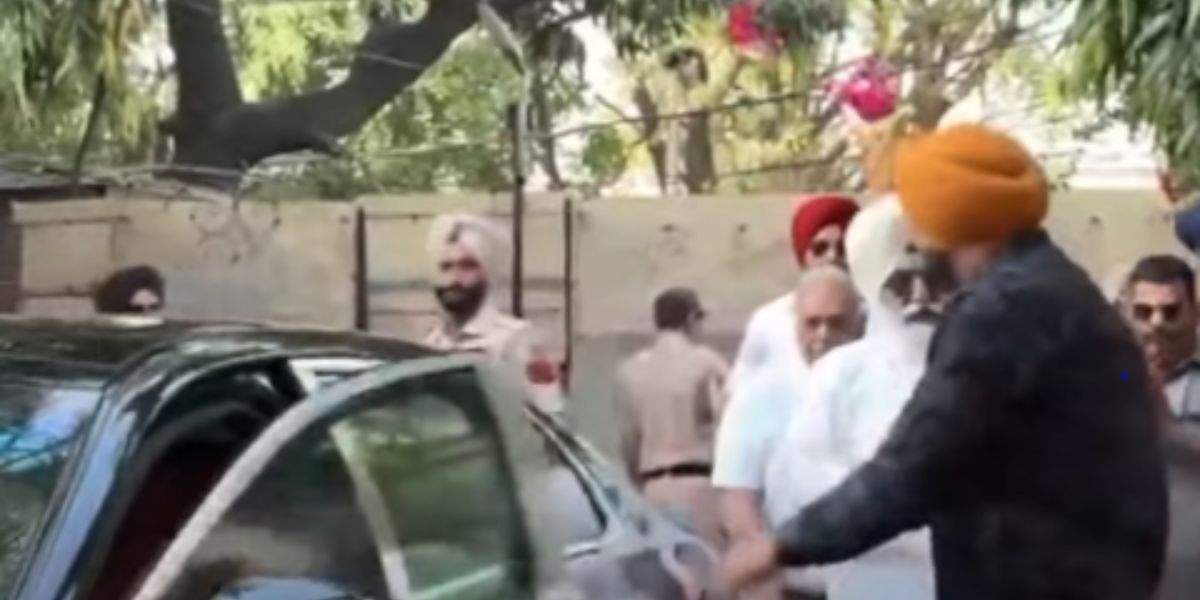 Dera Beas Chief Gurinder Singh Dhillon Offers Condolences to Hans Raj Hans on Wifeâ€™s Demise