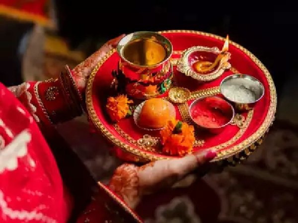 Read more about the article क्या आप पहली बार रख रही हैं करवा चौथ का व्रत? तो जानिए व्रत से जुड़ी सभी जरूरी बातें और विधि