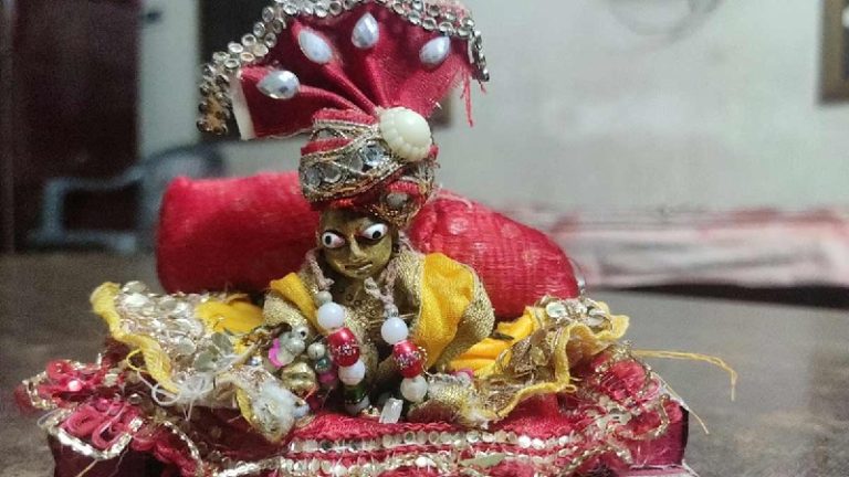 Read more about the article लड्डू गोपाल के पुराने वस्त्रों का क्या करें? जानें कैसे करें सही उपयोग, इन गलतियों से बचें