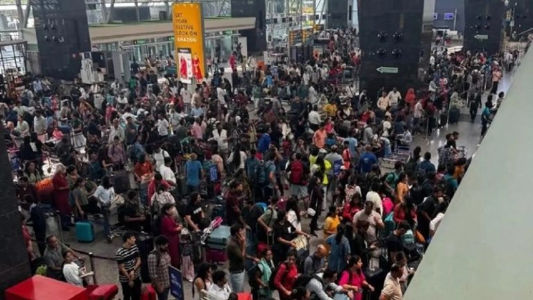 Read more about the article इंडिगो की तकनीकी खराबी के कारण बेंगलुरु एयरपोर्ट पर अफरा-तफरी, यात्रियों ने सोशल मीडिया पर जताया गुस्सा