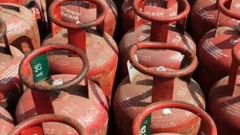 Read more about the article LPG के दाम फिर बढ़े: 19 किलो वाले सिलेंडर के दाम 48.5 रुपये बढ़े, 5 किलो वाले सिलेंडर के दाम 12 रुपये बढ़े