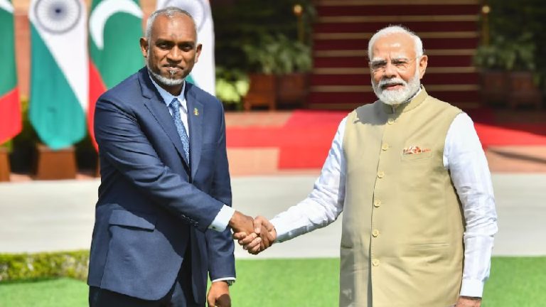 Read more about the article भारत और मालदीव के संबंधों को मजबूत करने के लिए पीएम मोदी ने मालदीव के राष्ट्रपति मुइज्जू से मुलाकात की