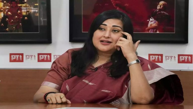 Read more about the article आप की राजनीति के कारण दिल्लीवासी आयुष्मान योजना से वंचित: बांसुरी स्वराज