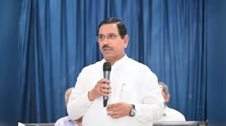 Read more about the article केंद्रीय मंत्री प्रहलाद जोशी ने शक्ति योजना को लेकर कांग्रेस पर हमला बोला