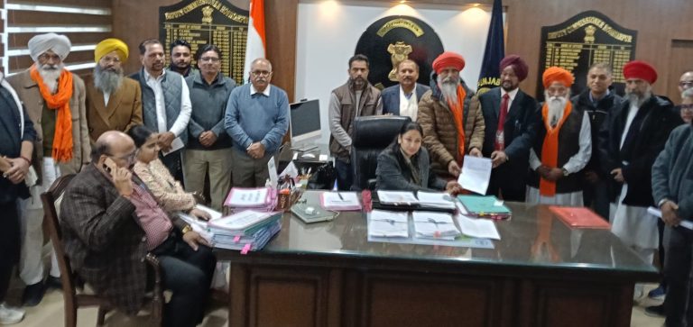 Read more about the article ਸ੍ਰੀ ਚਰਨ ਛੋਹ ਗੰਗਾ ਖੁਰਾਲਗੜ ਵਿੱਚ ਚੱਲ ਰਹੀਆਂ ਬੇਨਿਯਮੀਆਂ ਦੀ ਜਾਂਚ ਅਤੇ ਇੱਕ ਪਰਿਵਾਰ ਤੋਂ ਮੁਕਤ ਕਰਵਾਉਣ ਲਈ ਡਿਪਟੀ ਕਮਿਸ਼ਨਰ ਨੂੰ ਦਿੱਤਾ ਮੰਗ ਪੱਤਰ