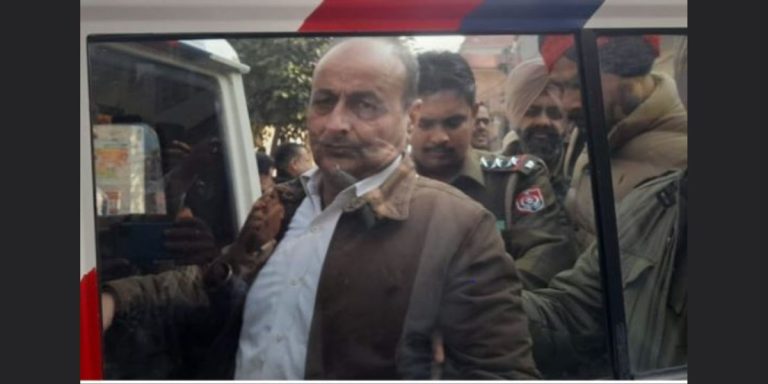 Read more about the article जालंधर में राजनीतिक संग्राम: कांग्रेस का आप पार्षद मनमीत कौर के खिलाफ प्रदर्शन, पूर्व विधायक राजिंदर बेरी हिरासत में||