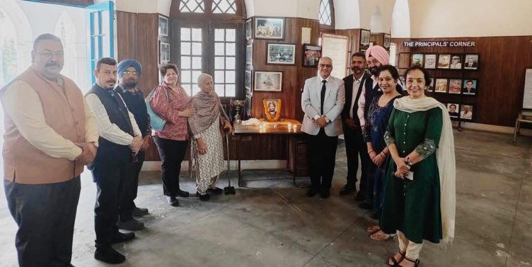 Read more about the article डीएवी कॉलेज जालंधर में कैलिफोर्निया की प्रतिष्ठित दंत चिकित्सक डॉ. नीलू ने अपने पिता को श्रद्धांजलि दी||