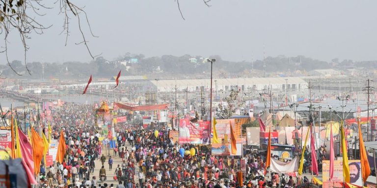 Read more about the article महाकुंभ 2025: ब्लास्ट की धमकी, 18 संदिग्ध गिरफ्तार, सुरक्षा सख्त; रक्षामंत्री राजनाथ सिंह की प्रयागराज यात्रा |