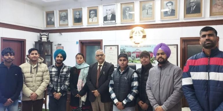 Read more about the article डीएवी कॉलेज जालंधर के रेड रिबन क्लब और एनएसएस स्वयंसेवकों ने दिल्ली का भ्रमण किया।