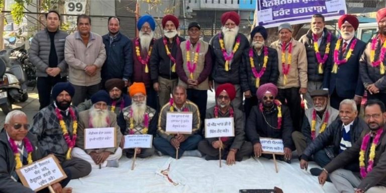 Read more about the article ਪੰਜਾਬ ਸਰਕਾਰ ਵੱਲੋਂ ਮੁਲਾਜ਼ਮ ਅਤੇ ਪੈਨਸ਼ਨਰਜ਼ ਮੰਗਾਂ ਪ੍ਰਤੀ ਧਾਰੀ ਬੇਰੁਖੀ ਦੇ ਵਿਰੁੱਧ ਪੈਨਸ਼ਨਰਾਂ ਨੇ ਕੀਤੀ ਇੱਕ ਦਿਨਾ ਭੁੱਖ ਹੜਤਾਲ