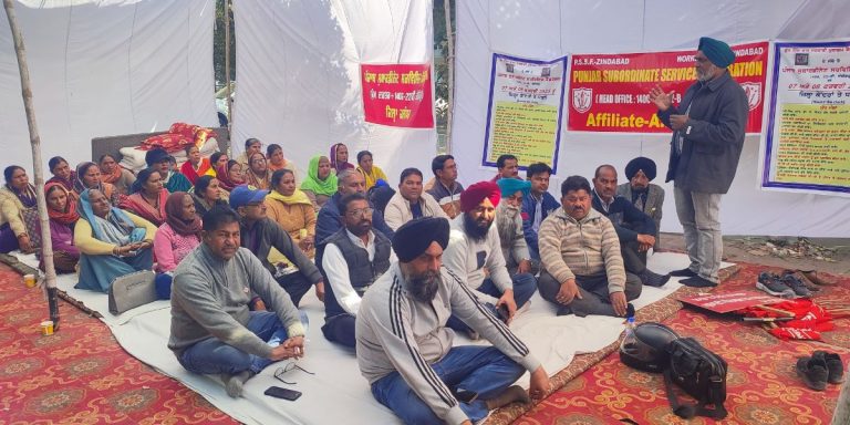 Read more about the article ਕੁੱਲ ਹਿੰਦ ਰਾਜ ਸਰਕਾਰੀ ਮੁਲਾਜ਼ਮ ਫੈਡਰੇਸ਼ਨ ਦੇ ਸੱਦੇ ਤੇ ਪ ਸ ਸ ਫ ਵਲੋਂ ਦੋ ਦਿਨਾਂ ਜ਼ਿਲ੍ਹਾ ਪੱਧਰੀ ਧਰਨਾ ਸਮਾਪਤ|