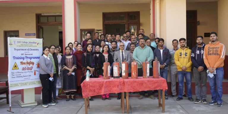 Read more about the article डीएवी कॉलेज जालंधर में केमिस्ट्री विभाग द्वारा अग्नि सुरक्षा प्रशिक्षण आयोजित