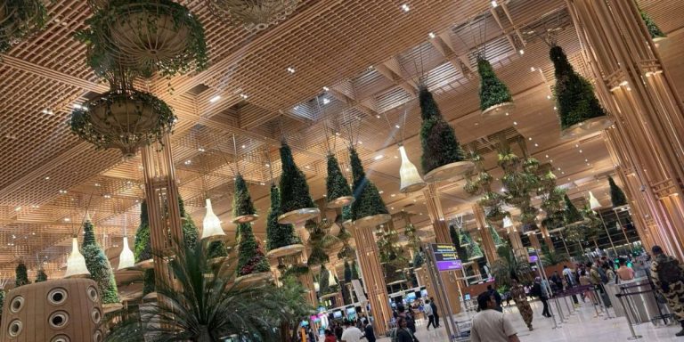 Read more about the article बंगलुरु एयरपोर्ट( Bengaluru Airport) लगातार तीन वर्षों तक वैश्विक स्तर पर सर्वश्रेष्ठ घोषित