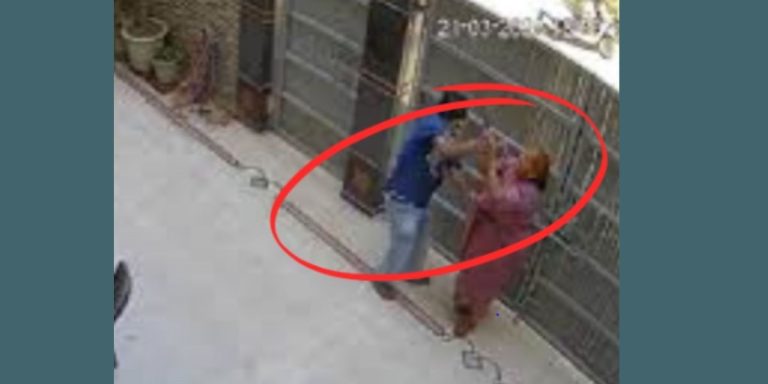 Read more about the article जालंधर में दिनदहाड़े घर में घुसा लुटेरा, धारदार हथियार से किया हमला, CCTV में बचाओ-बचाओ करती दिखी महिला