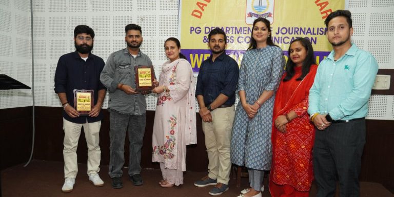 Read more about the article डी.ए.वी. कॉलेज जालंधर के क्रिएटिव अड्डा के सहयोग से स्नातकोत्तर पत्रकारिता एवं जनसंचार विभाग द्वारा ओपन माइक कार्यक्रम का आयोजन।