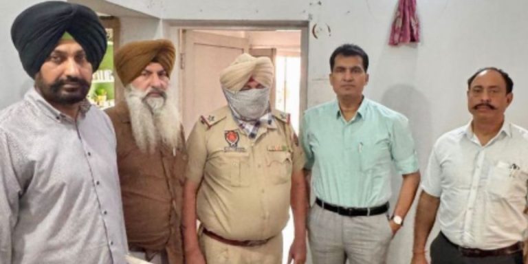 Read more about the article पुलिस की साख पर दाग: CIA स्टाफ का सब-इंस्पेक्टर रिश्वत लेते पकड़ा गया