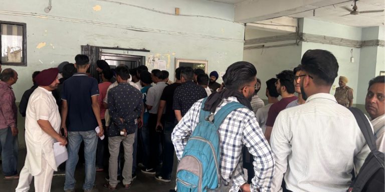 Read more about the article जालंधर RTO ऑफिस का कारनामा: एक साल से ड्राइविंग लाइसेंस की अप्रूवल लंबित