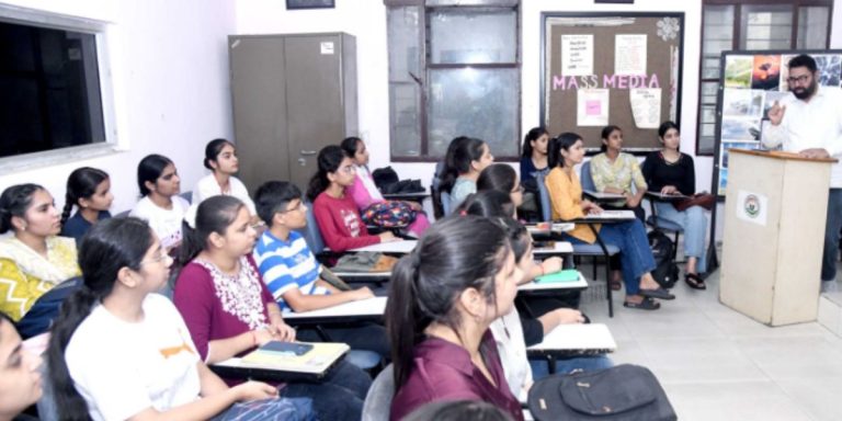 Read more about the article एचएमवी में वर्ल्ड फोटोग्राफी डे पर प्रदर्शनी और वर्कशॉप का आयोजन