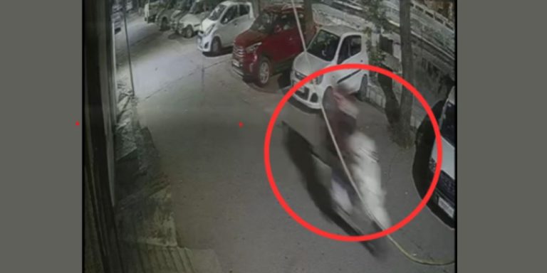 Read more about the article जालंधर में कांग्रेस विधायक के ऑफिस के सामने बैटरी चोरी, CCTV में कैद हुई वारदात