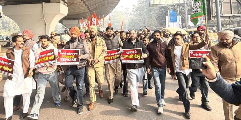 Read more about the article “पंजाब कानूनहीनता की ओर बढ़ रहा है”: मोहित मोहिंद्रा के नेतृत्व में पंजाब यूथ कांग्रेस का राज्यव्यापी विरोध प्रदर्शन