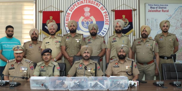 Read more about the article जालंधर ग्रामीण पुलिस द्वारा अवैध हथियार तस्करी गिरोह का पर्दाफाश; 5 पिस्तौल और 4 जिंदा कारतूस बरामद